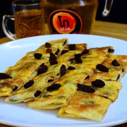 โรตีไข่ - ลูกเกด