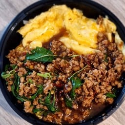 ข้าวไข่ข้นกระเพราหมูสับพริกแห้ง