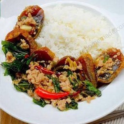 ข้าวกระเพราไข่เยี่ยวม้าไก่สับ