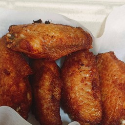 ปีกไก่กลางทอดเกลือ 5 ชิ้น