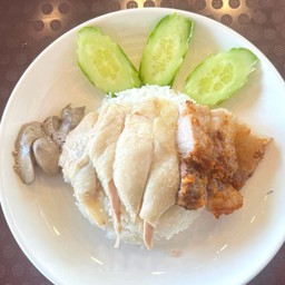 ไก่ต้มผสมหมูทอด