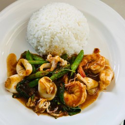 ผัดพริกแกงทะเล ราดข้าว