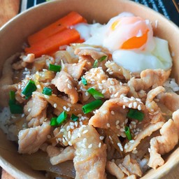 ข้าวหมูผัดซอสเทอริยากิ + ไข่ออนเซ็น