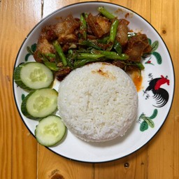 ข้าวผัดพริกแกงหมูกรอบ
