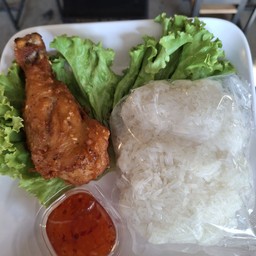 น่องไก่ทอด+ข้าวเหนียว1ห่อ