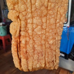 หมูชิ้นทอดกระเทียม ราดข้าว