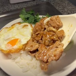 หมูชิ้นผัดกระเทียมราดข้าว(ไม่รวมไข่)