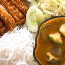 Spicy Fish Kidney Curry with Rice Vermicelli and Tonkatsuトンカツ入り魚腎臓カレーそうめん เส้นหมี่แกงไตปลาทงคัตซึ