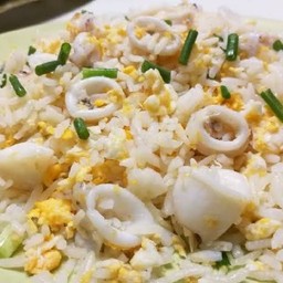 ข้าวผัดปลากหมึก