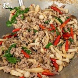 กะเพราเห็ดชิเมจิสูบสับราดข้าว