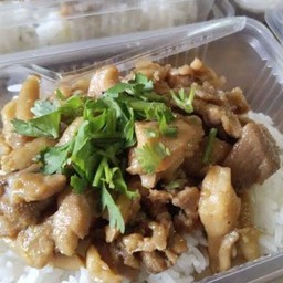 หมูกระเทียมราดข้าว