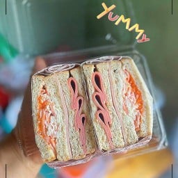 แซนวิชไส้แตก “น้องครีม” พระพุทธบาท