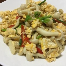 เห็ดชิเมจิผัดไข่ราดข้าว