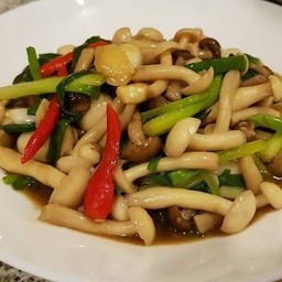 เห็ดชิเมจิผัดน้ำมันหอยราดข้าว