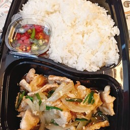 หมูผัดน้ำมันหอยราดข้าว