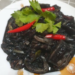 ปลาหมึกผัดน้ำดำ