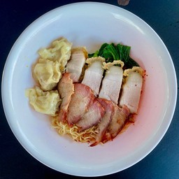 บะหมี่เกี๊ยวหมูแดงหมูกรอบ