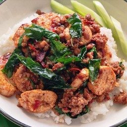 ข้าวกะเพราพริกแห้งหมูสับเต้าหู้ไข่