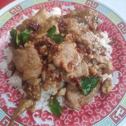 ผัดผงกะหรี่ทะเล ราดข้าว