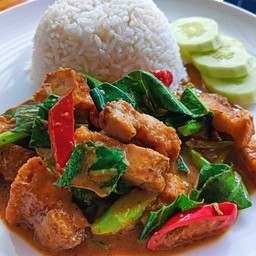 ข้าวเครื่องแกงหมูกรอบ