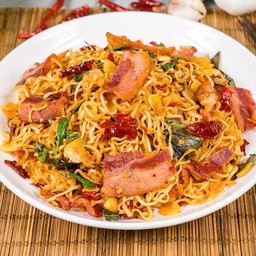 มาม่าเบคอนผัดพริกแห้ง