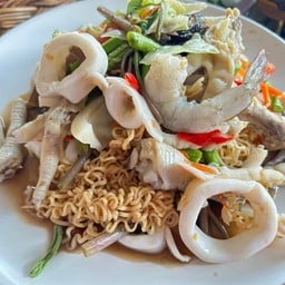 ตำมาม่าทะเล+ตีนไก่