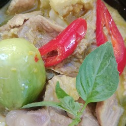 แกงเขียวหวานเนื้อ (ยอดมะพร้าว มะเขือ)