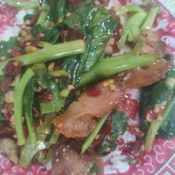 คะน้าหมูกรอบ