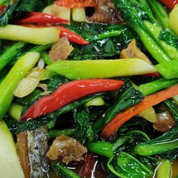 ผัดปลาเค็มราดข้าว ( เลือกผักได้เองตามใจชอบ )