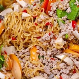 ยำมาม่าหมูสับ-หมูยอ