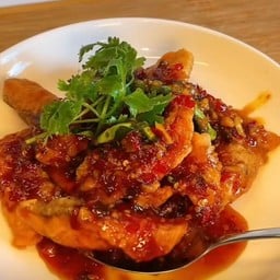 ปลากะพงทอดราดพริก ( ราดข้าว )