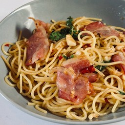 สปาเกตตีเบคอนพริกแห้ง