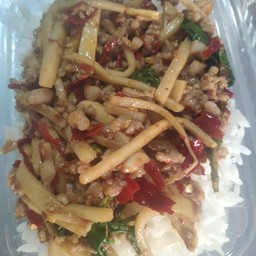 ผัดหน่อไม้หมูสับ ราดข้าว