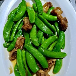 ถั่วลันเตาญี่ปุ่นผัดน้ำมันหอย+หมูกรอบ