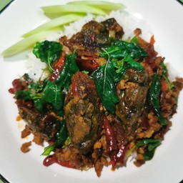ข้าวกะเพราพริกแห้งหมูสับไข่เยี่ยวม้า