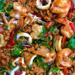 ข้าวกระเพราเต้าหู้ไข่รวมญาติ