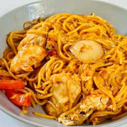 สปาเกตตีอกไก่ผัดซอสมะเขือเทศ