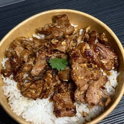 ข้าวกะเพราหมูสับ ข้าวไข่ข้นหมูสามชั้นคั่วพริกเกลือ ครัวคุณน้ำเพชร ไม่มี