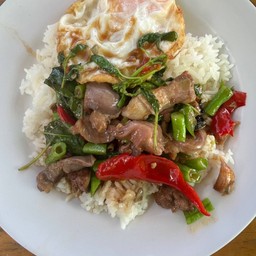 กระเพราเครื่องในไก่ ไข่ดาว