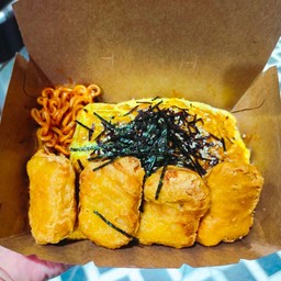 มาม่าเกาหลี(พรีเมี่ยม)ซัมยัง ห่อไข่  พร้อมด้วยนักเก็ตไก่4ชิ้น  โรยหน้าด้วยสาหร่าย
