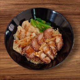 บะหมี่เกี๊ยวมั่งมี (หมูกรอบ)🥢