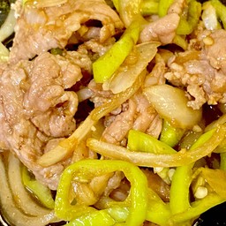 ผัดพริกอ่อนหมูราดข้าว