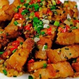 สามชั้นคั่วเกลือราดข้าว