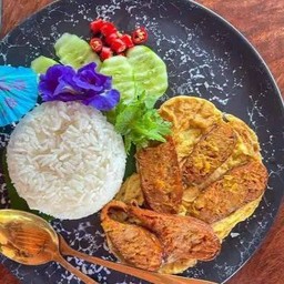 ข้าวหน้าไส้อั่วไข่เจียว