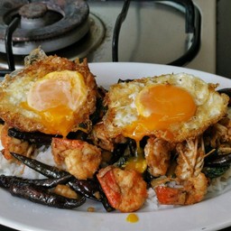 ผัดกระเพรา 2 ใจ ราดข้าว (กุ้ง และ หมู) เน้นบวก ไข่ดาว 2 ใบ