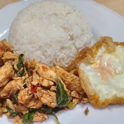 ข้าวกระเพราไก่ไข่ดาว