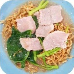 ราดหน้ายอดผัก เส้นหมี่กรอบ หมู