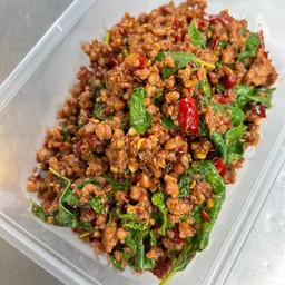 กะเพราหมูสับพริกแห้งกับข้าว