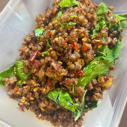 กะเพราเนื้อบด พริกแห้งกับข้าว