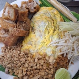 ผัดไทยหมูกรอบ